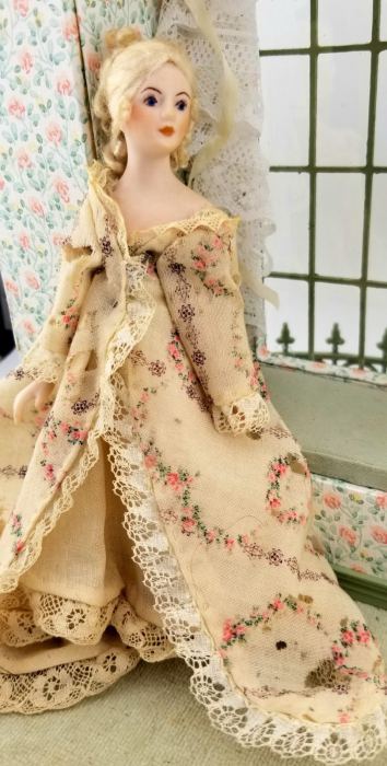DOLLHOUSE  BLONDE PORCELAIN ARTIST LADY DOLL~FINE DETAILS~DRESSED CLOTH BODY. 6"