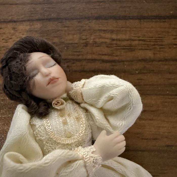 Artisan Lynne Brown Porcelain Sleeping Lady Doll Dollhouse Minature